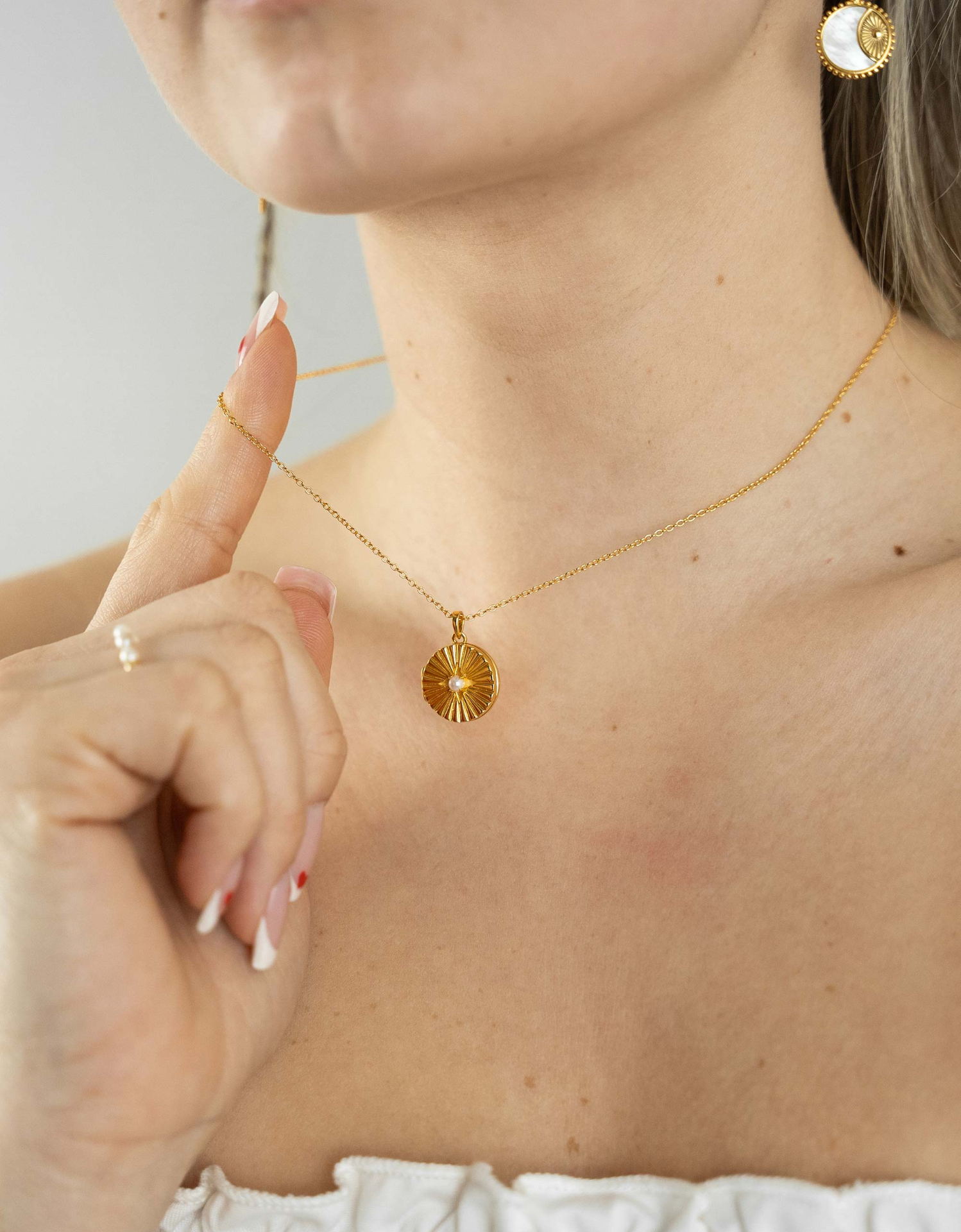 Sun Shell Pearl Locket Necklace - Elegant Jewelry for a Radiant Look - BEYRUN